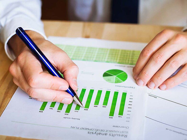 Im ersten Schritt geben Sie Ihre Nachhaltigkeitsmaßnahmen an, die wir mit Standards wie ESG prüfen.